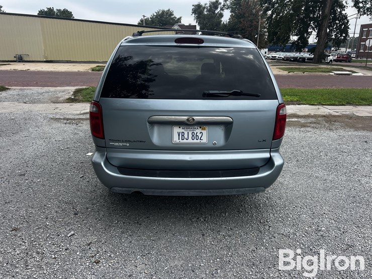 2006-chrysler-town-&-country-lx-image-6