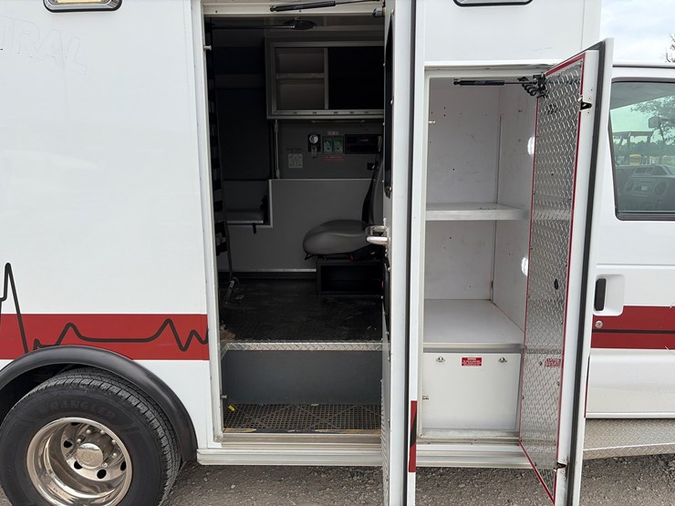 #101-•-2014-ford-ambulance-image-24