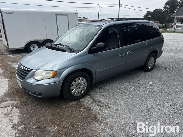 2006-chrysler-town-&-country-lx-image-1