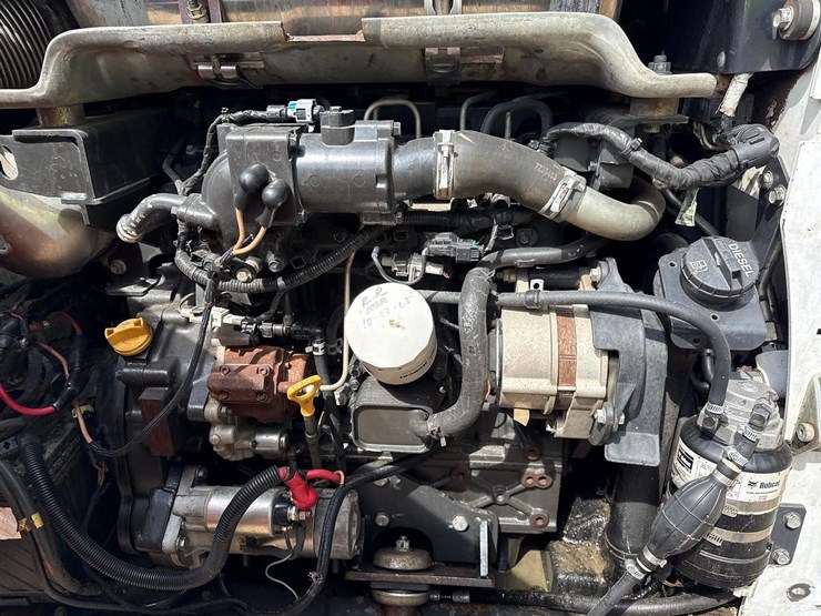 2020-bobcat-t740-image-28
