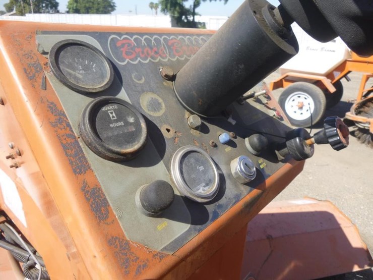 2014-broce-bb250b-3-wheel-sweeper-image-9