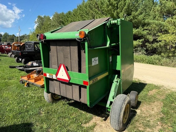 john-deere-335-image-2