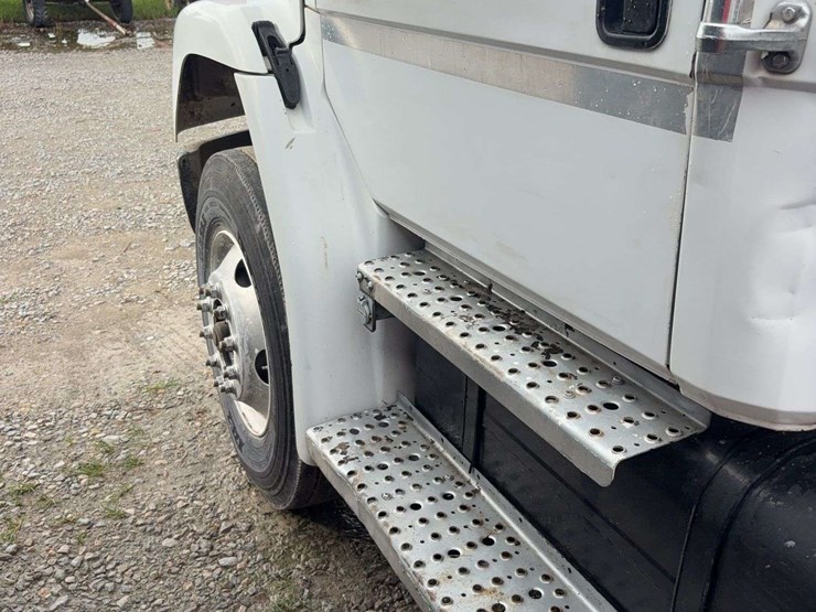 2003-freightliner-fl80-image-11