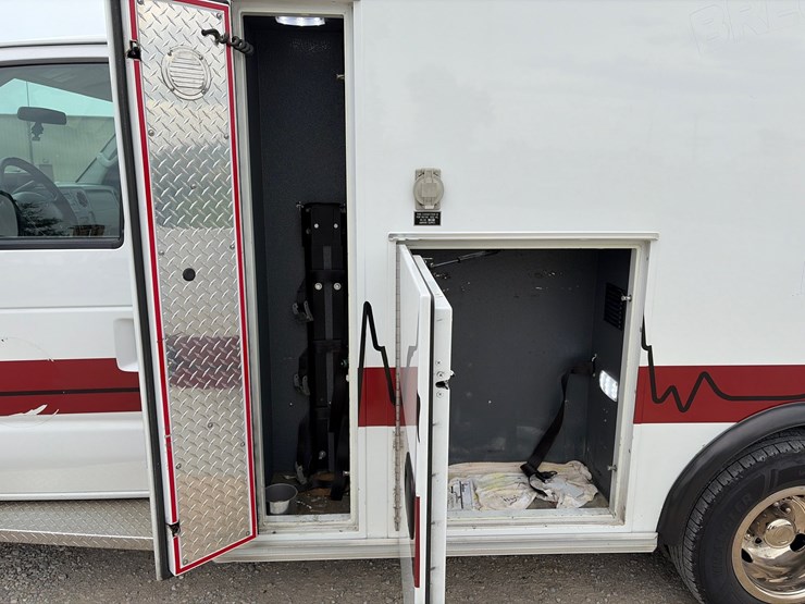 #101-•-2014-ford-ambulance-image-22