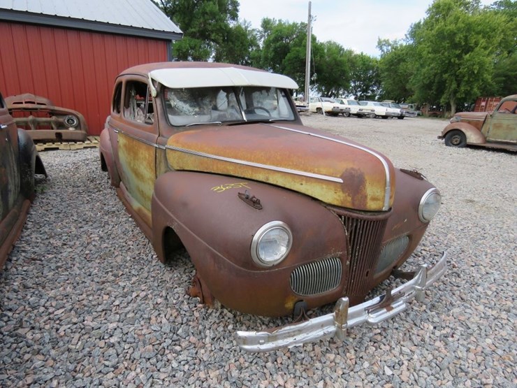1941-super-deluxe-tudor-sedan-image-1