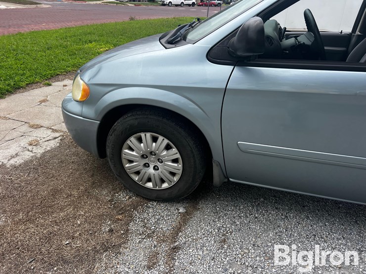 2006-chrysler-town-&-country-lx-image-15