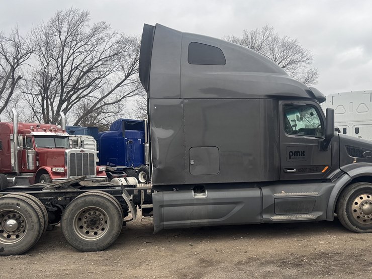 2019-peterbilt-579-image-1