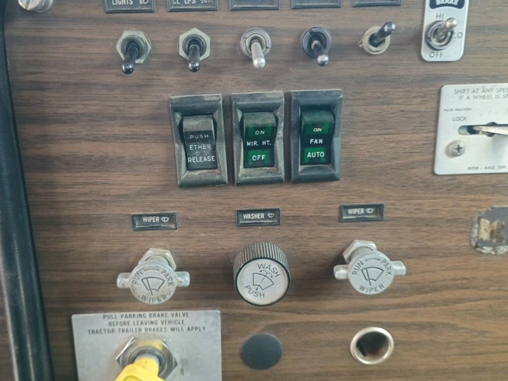 1985-peterbilt-359-image-28