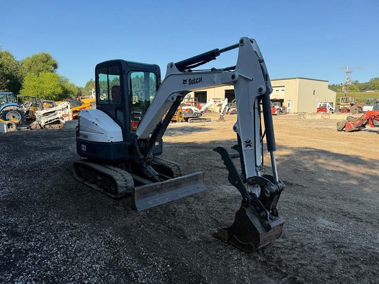 2011-bobcat-e32-image-6
