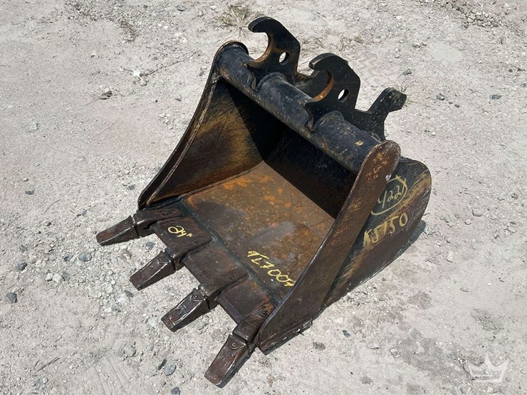 2022-john-deere-24in-digging-tooth-bucket-excavator-attachment-image-1