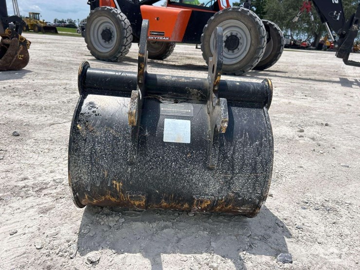 2022-john-deere-24in-digging-tooth-bucket-excavator-attachment-image-5