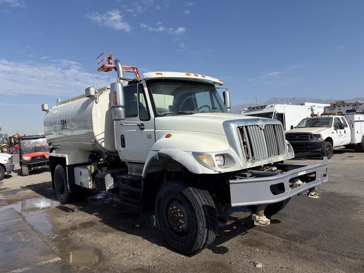2006-international-7500-water-truck-image-2