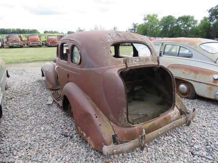 1937-studebaker-dictator-4dr-sedan-image-4