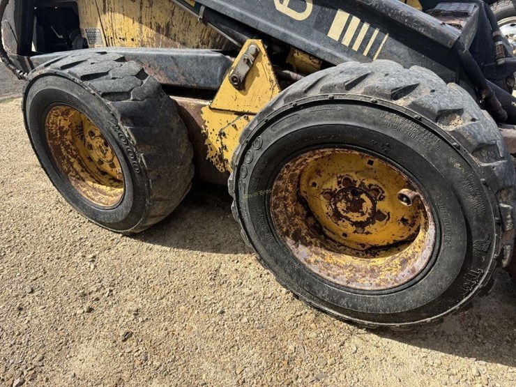 new-holland-l555-image-9