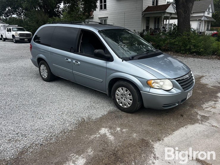 2006-chrysler-town-&-country-lx-image-3