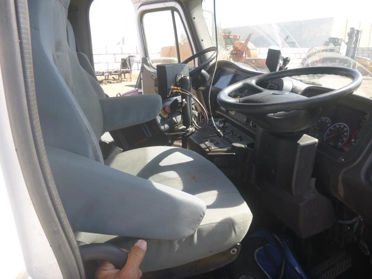 2017-freightliner-m2-street-sweeper-image-16