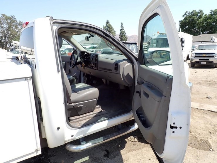 2012-chevrolet-silverado-2500-image-11