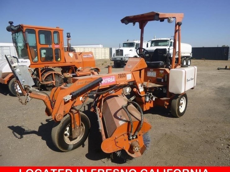 2014-broce-bb250b-3-wheel-sweeper-image-1