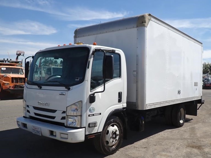 2016-isuzu-npr-image-1