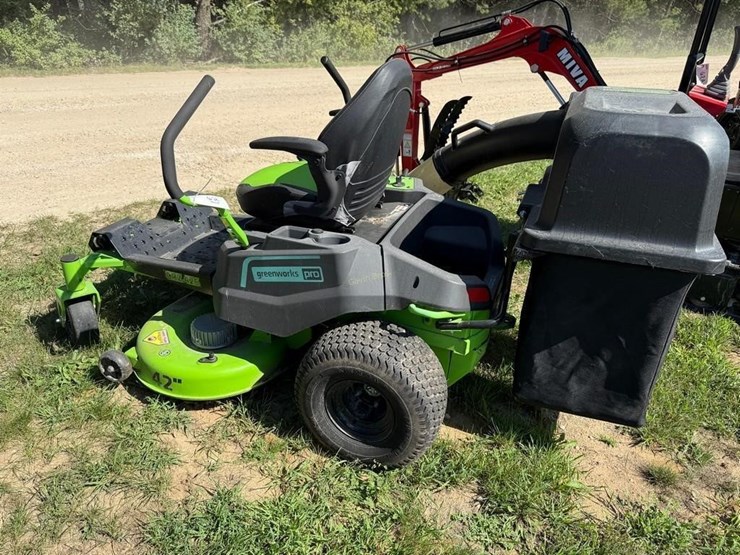 greenworks-pro-zero-turn-electric-mower-image-2