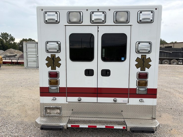 #101-•-2014-ford-ambulance-image-6