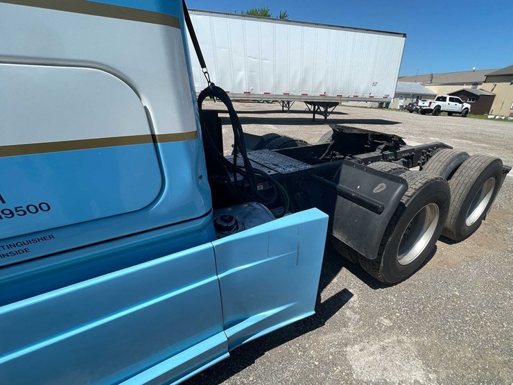 #111-•-2013-freightliner-semi-tractor-(has-wi-title)-(denmark,-wi)-image-10