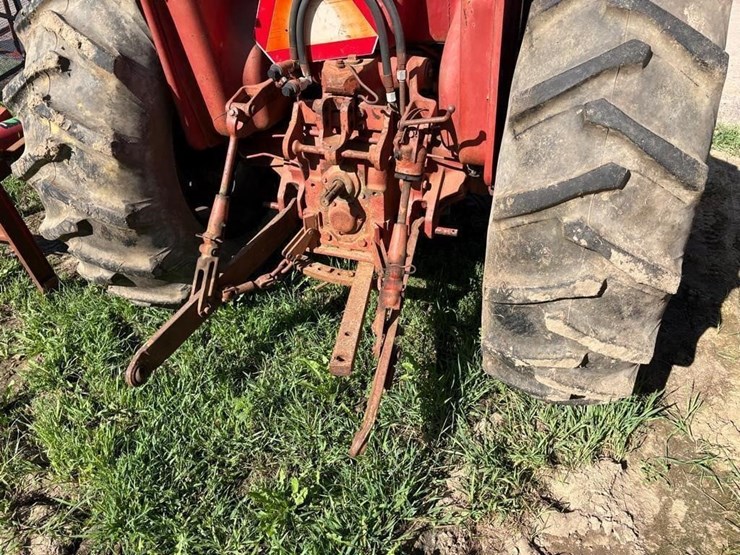 ih-574-gas-tractor-image-9