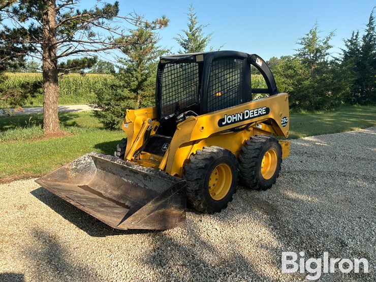 2004-john-deere-250-image-1