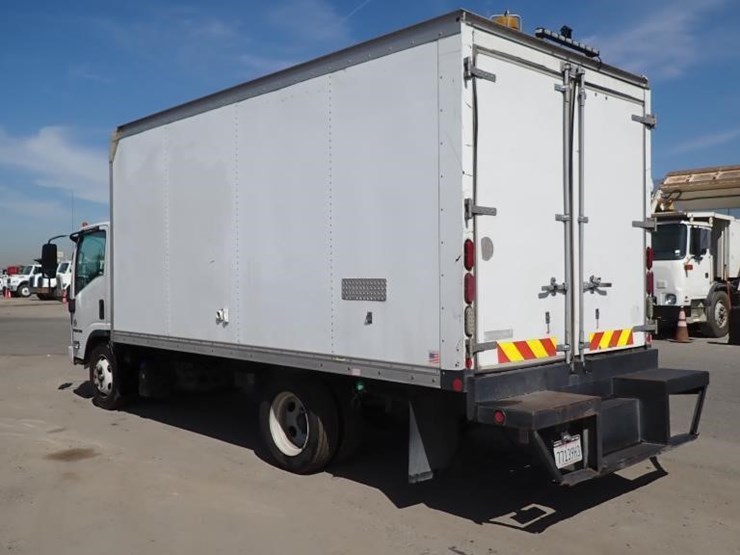 2016-isuzu-npr-image-4