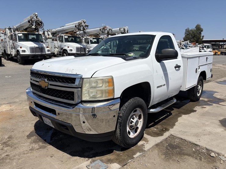 2013-chevrolet-silverado-2500-image-2
