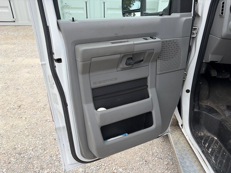 #101-•-2014-ford-ambulance-image-8