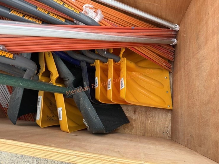 asst.-snow-shovels-&-reflective-rods-image-7