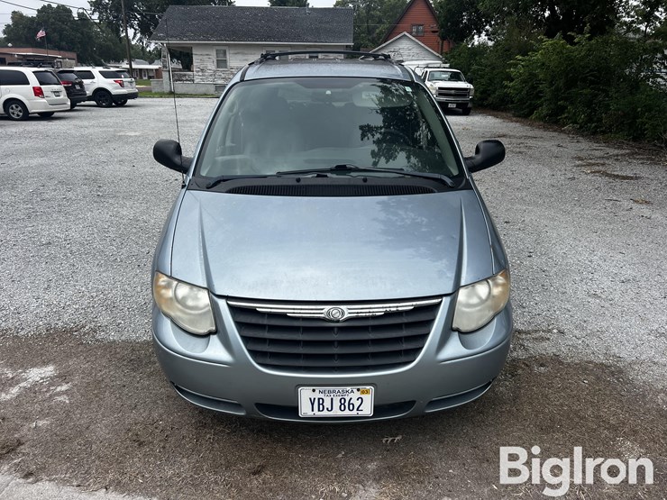 2006-chrysler-town-&-country-lx-image-2