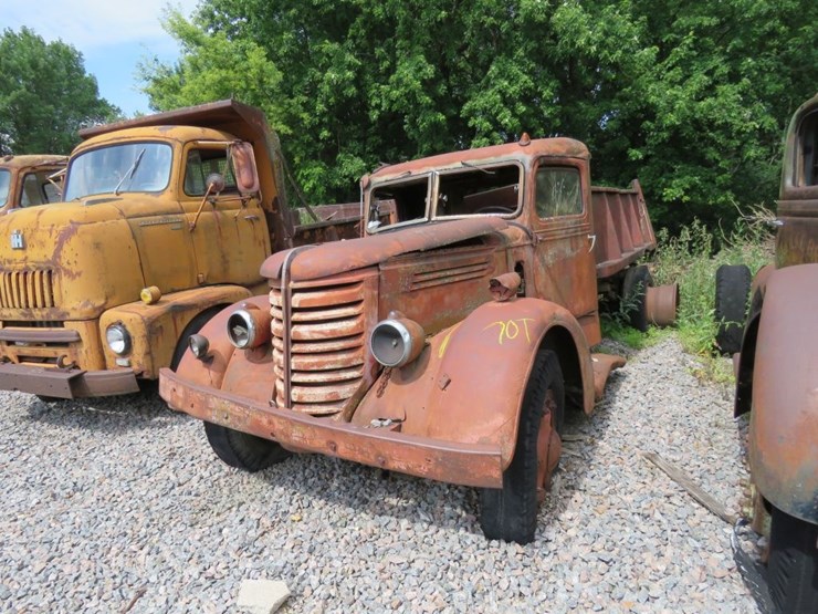 1947-federal-29m2-dump-truck-image-1