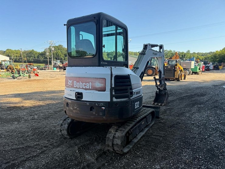 2011-bobcat-e32-image-4