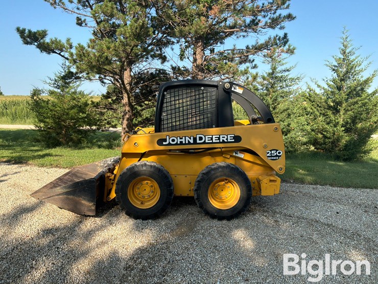 2004-john-deere-250-image-8