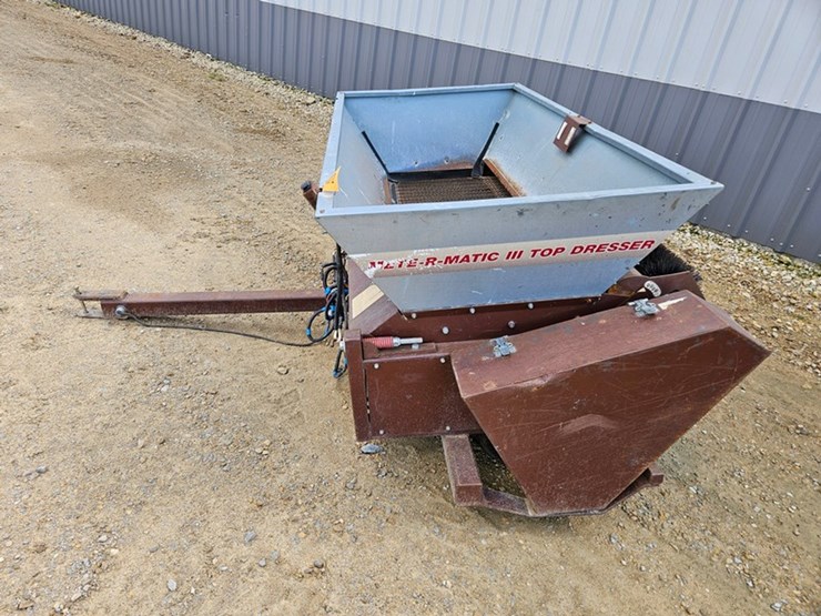 #12-•-turfco-meter-matic-iii-top-dresser-image-2