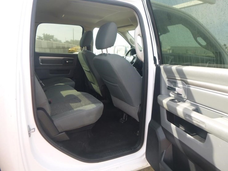 2016-dodge-ram-3500-image-21