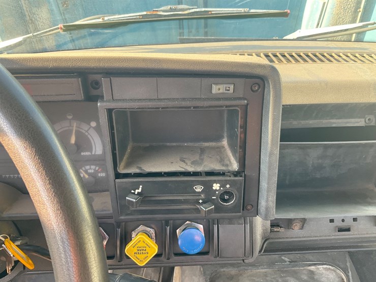 #1993-•-chevrolet-kodiak-single-axle-semi-tractor-image-95