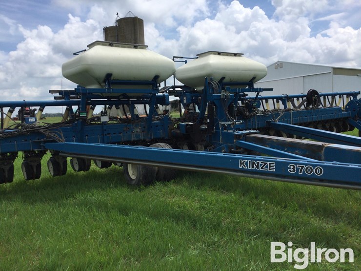 2009-kinze-3700-image-18