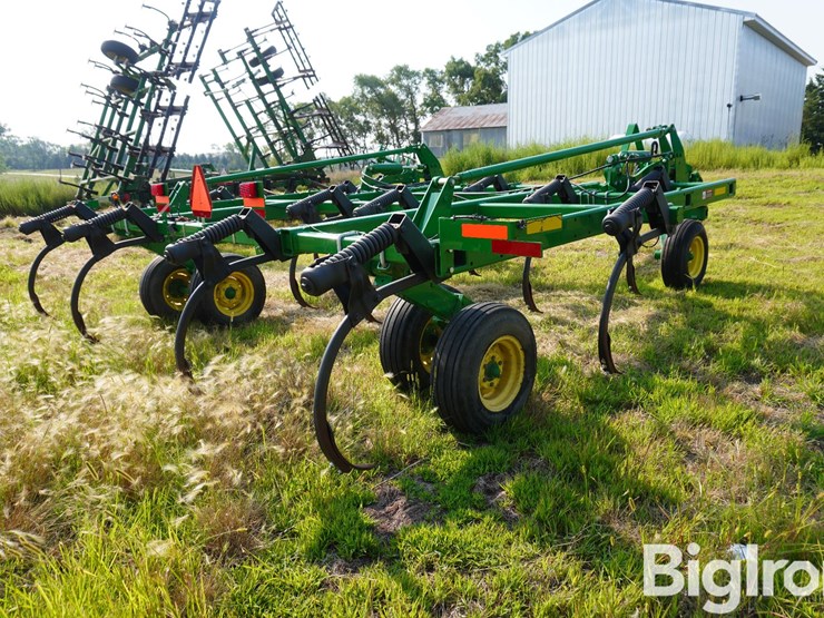 john-deere-2410-image-5