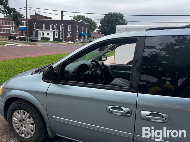 2006-chrysler-town-&-country-lx-image-13