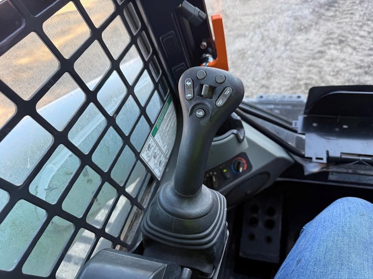 2020-bobcat-t740-image-21