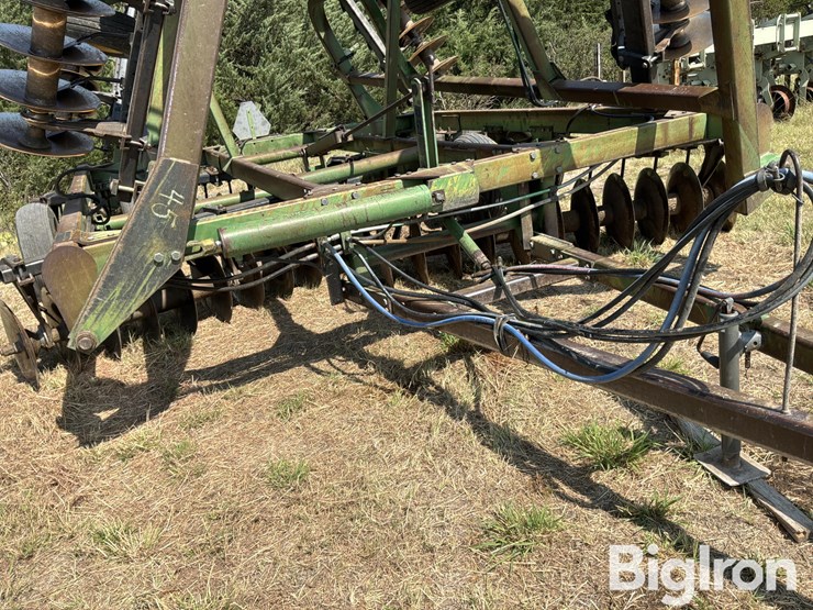 john-deere-335-image-13