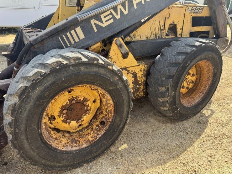 new-holland-l555-image-10