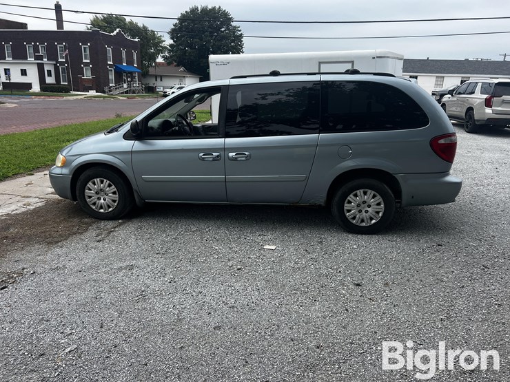 2006-chrysler-town-&-country-lx-image-8