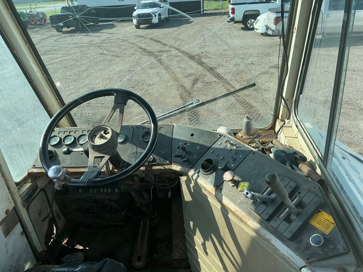 #1991-•-1997-ottawa-yt-30-terminal-tractor-image-16