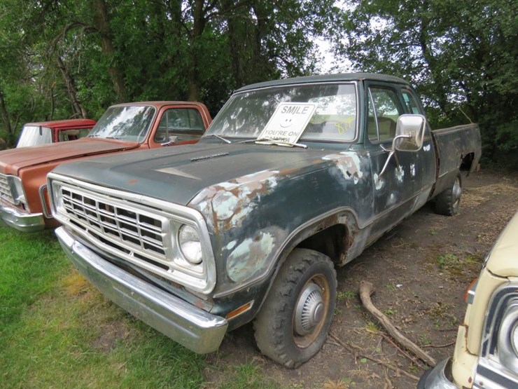 1976-dodge-power-wagon-image-1