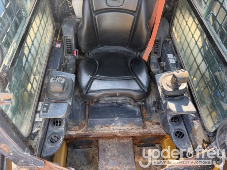 2019-deere-317g-image-7