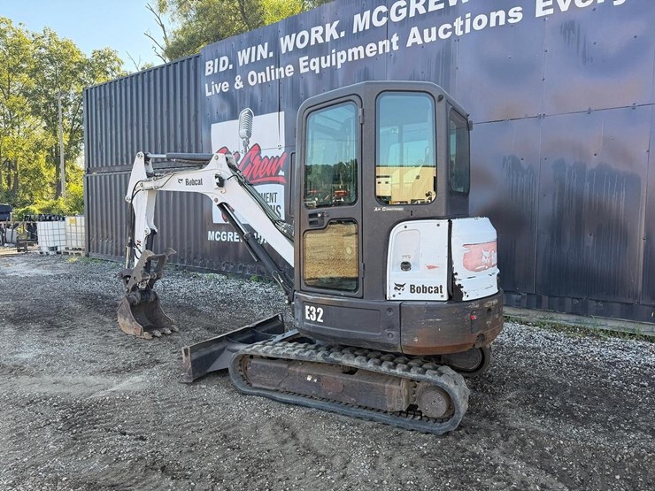 2011-bobcat-e32-image-2